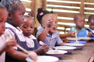 給食を食べるマラウイの子どもたち